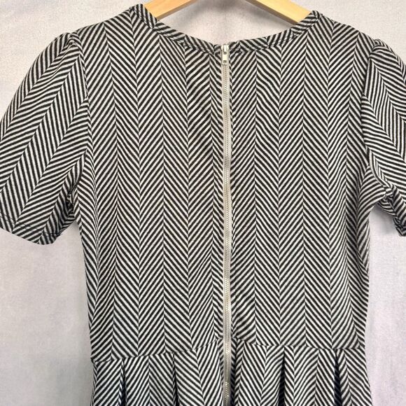 Lula Roe Amelia Dress Size Small Black White Print Pleated Zip Stretch Pockets - Picture 6 of 12
